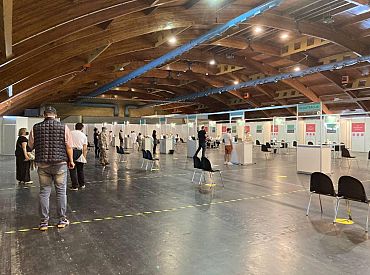 Darbu atsāk lielie vakcinācijas centri: jau šodien