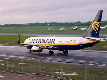 Masu kautiņa dēļ “Ryanair” lidmašīna spiesta veikt avārijas nosēšanos: aizsākās viss ar nevainīgu lūgumu