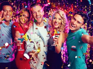 No otrdienas pret Covid-19 vakcinētie un pārslimojušie varēs pulcēties privātos pasākumos līdz 20 cilvēkiem bez mājsaimniecību skaita ierobežojuma