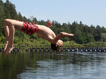 Upēs un ezeros saglabājas līdz 23 grādiem silts ūdens