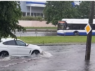 Vietām valsts rietumu un centrālajā daļā piektdien gaidāms stiprs lietus un pērkona negaiss