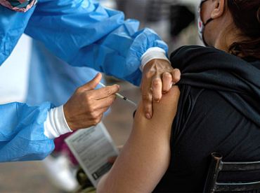 Rīgas dome maksās arī bāriņtiesas un sociālo darbinieku motivēšanai vakcinēties pret Covid-19