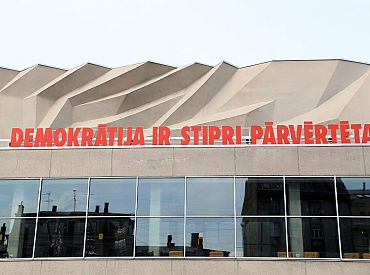 Aptauja: Trīs gados nedaudz sarucis ar demokrātijas darbību Latvijā apmierināto iedzīvotāju loks