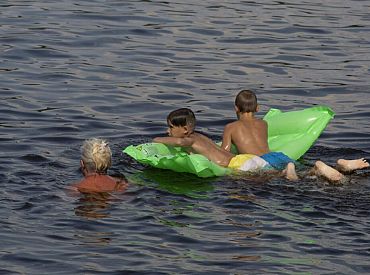 Не верьте в безопасность тихого пруда рядом с домом: каждые три дня летом в Латвии тонет человек