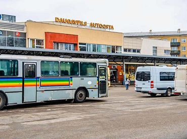 Autobusu vadītāju saslimšanas ar Covid-19 dēļ Daugavpilī uz laiku atcelti vairāki sabiedriskā transporta reisi