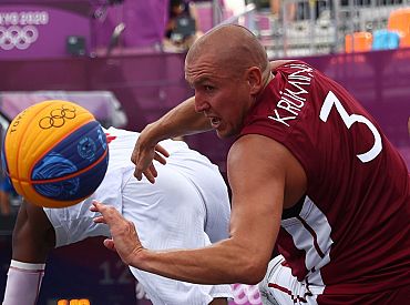 Latvijas 3×3 basketbolisti olimpiskā turnīra sākumā uzveic Poliju