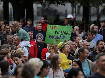 Vairāki simti cilvēku pie valdības ēkas nesankcionēti protestē pret «obligātu vakcināciju»