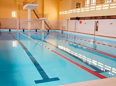 Cilvēkus ar redzes vai dzirdes invaliditāti aicina pieteikties bezmaksas nodarbībām peldbaseinā