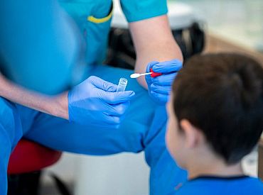 Reģistrēto Covid-19 gadījumu skaits samazinājies līdzīgi veikto testu skaitam