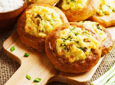 Чаевые за круассан на вынос? Соцсети возмутились «американской модой» в Латвии