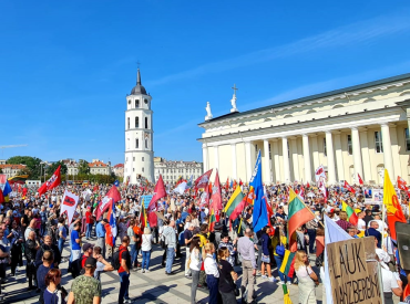 Почти половина литовцев не видит проблемы в том, что западный бизнес продолжает работать в России