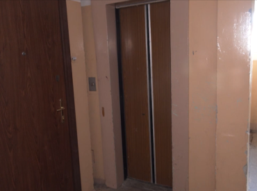 «Двери лифта открываются в пустоту»: в рижской многоэтажке серьезные проблемы