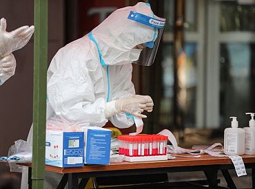 Covid-19 izplatība Latvijā turpina samazināties, taču mirušo inficēto kopējais skaits pārsniedzis 5500