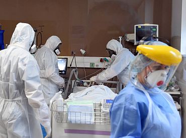 Slimnīcās esošo Covid-19 pacientu skaits palielinājies līdz 967