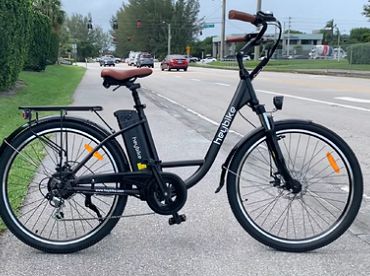 Carnikavā ietriecies stabā un gājis bojā velosipēdists