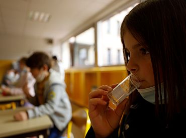 Skolēniem Covid-19 testus plāno veikt reizi divās nedēļās