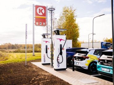 «Circle K Latvia» atklāj pirmo «Ionity» tīkla lieljaudas elektrouzlādes staciju Latvijā