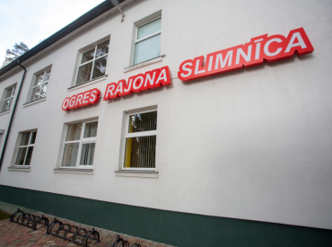 Ogres slimnīcā palātā aizdegusies gulta un cilvēks