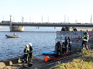 Женщина спрыгнула в Даугаву с Каменного моста: ищут уже 2 дня