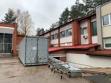Austrumu slimnīcā uzņemšanu ierīko garāžā un iedarbina mobilo morgu