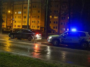 Iereibis vadītājs par bēgšanu no policijas un sadursmes izraisīšanu ar dienesta auto saņem 2500 eiro sodu