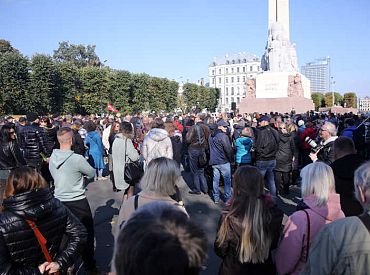 Protesta akcijā pret vakcināciju pie Brīvības pieminekļa pulcējās vairāk nekā 500 dažāda vecuma iedzīvotāju