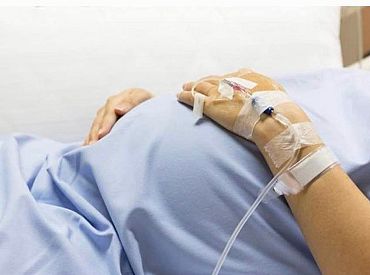 Liepājas slimnīcā ar Covid-19 diagnozi stacionēti četri bērni un nevakcinēta grūtniece