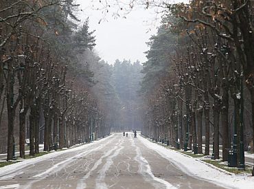 Gandrīz visā Latvijā apgrūtināti braukšanas apstākļi