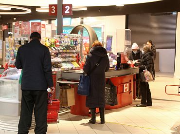 Tirgotāji: Jauno ierobežojumu pirmajā dienā vairums tirdzniecības centru apmeklētāju bijuši saprotoši