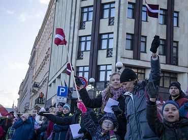 Aptauja: 79% iedzīvotāju par aktuālu problēmu attieksmē vienam pret otru atzīst uzskatu polarizāciju