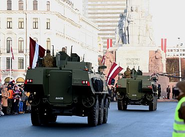 Rīgas centrā vairāki tūkstoši cilvēku sapulcējušies vērot militārās tehnikas braucienu