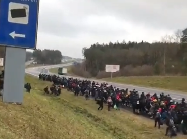 Baltkrievijā lielas migrantu masas dodas uz Polijas robežu