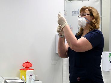 Охват базовой вакцинацией от ковида в Латвии составляет 69%