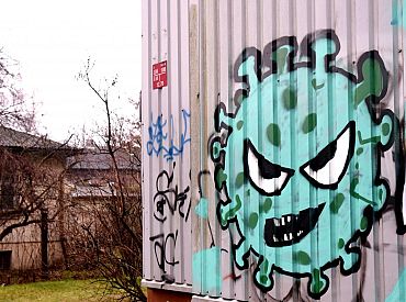 Jauno Covid-19 gadījumu skaits Latvijā pirmo reizi pārsniedz 10 000; miruši 23 sasirgušie