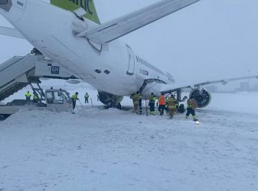 Rīgas lidostā no skrejceļa nobraukušajā lidmašīnā bijis arī Rinkēvičs