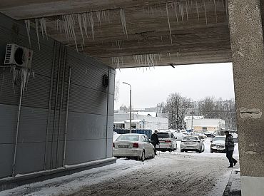Atkušņa ietekmē no nenotīrītiem jumtiem kritīs ledus un sniegs