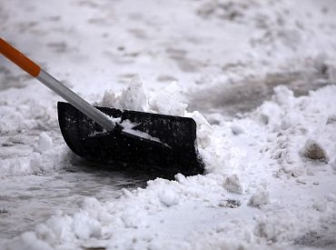 Rīgas pašvaldība mudina namu īpašniekus attīrīt ēku jumtus no sniega