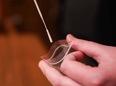 Pirmdien Latvijā reģistrēti 472 jauni inficēšanās ar Covid-19 gadījumi un ziņots par septiņiem mirušajiem