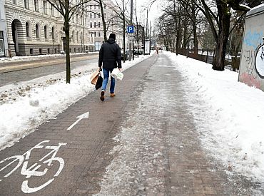 RD deputāts: Problēmas ar ietvju tīrīšanu Rīgā izraisīja nepārdomāti grozījumi teritoriju kopšanas noteikumos