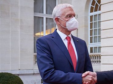 Kariņš aicina virzīties uz ķirurģisko masku vai FFP2 respiratoru iegādi