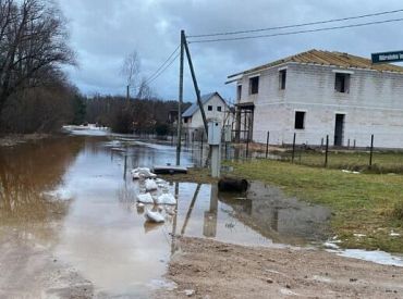 Garkalnē Gauja izgājusi no krastiem un appludinājusi vairākas mājas