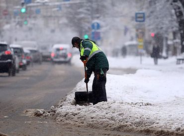 Раздайте людям лопаты: раз дума не способна, рижане сами убирают тротуары