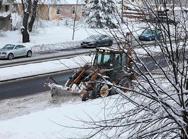 Sniega un apledojuma dēļ lielākajā daļā Latvijas teritorijas uz autoceļiem ir apgrūtināta braukšana