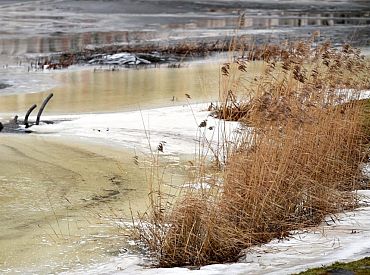Ledus veidošanās upēs izraisa krasas ūdenslīmeņa svārstības