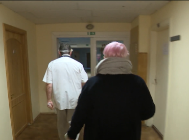 Imunologu par iespējamu seksuālo vardarbību pret pacientēm turpinās tiesāt nākamā gada martā