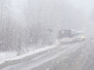 Ceturtdien un piektdien snigs un putinās, stiprākais vējš gaidāms Kurzemes piekrastē