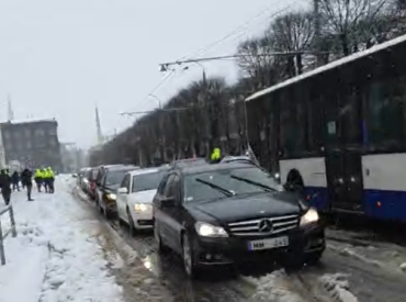 Vairāki desmiti cilvēku pie valdības ēkas protestē pret Covid-19 ierobežojumiem