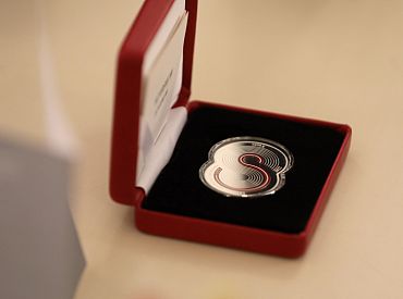 Rīgas pilī atklāj Satversmes simtgadei veltītu monētu