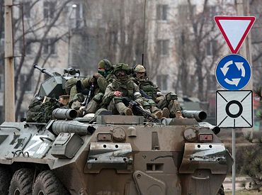 Лозунг «Русские идут» — повод затянуть пояса и засекретить военные закупки: мнение