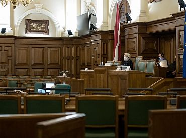 Atbalsta grozījumus, kas aizliegtu partijām noliegt kara noziegumus